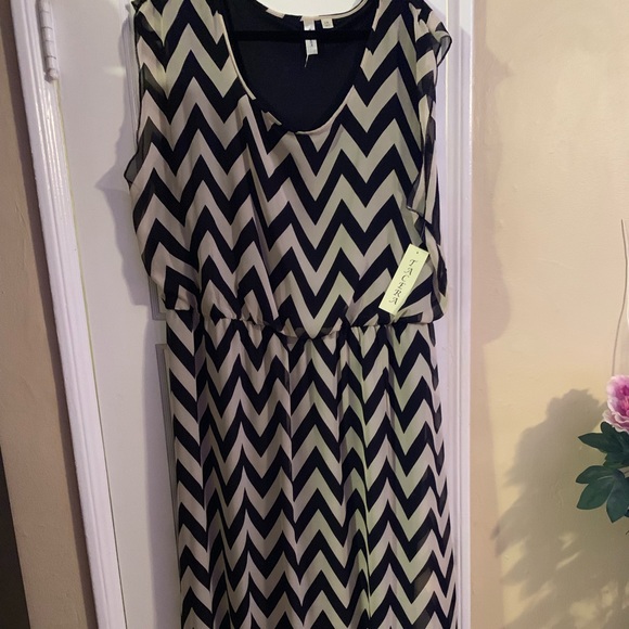 Chevron Maxi Dress - Picture 4 of 4